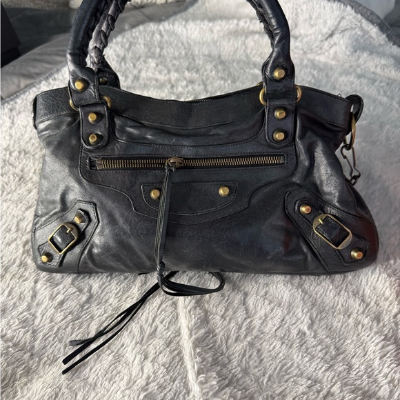 Elegant Black Leather Handbag - Picture 1 of 9
